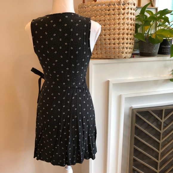 Universal Thread Black Sleeveless Wrap Dress with Small Grey Dots & Flowers - XS - Picture 9 of 12